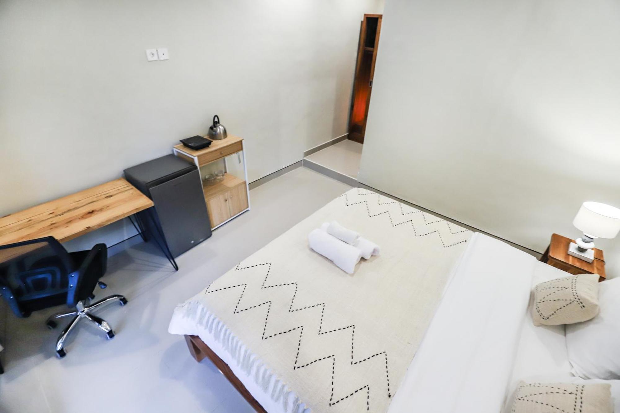 Modern W/ Desk, Office Chair & Kitchenette /3 Guest house Ubud (Bali)