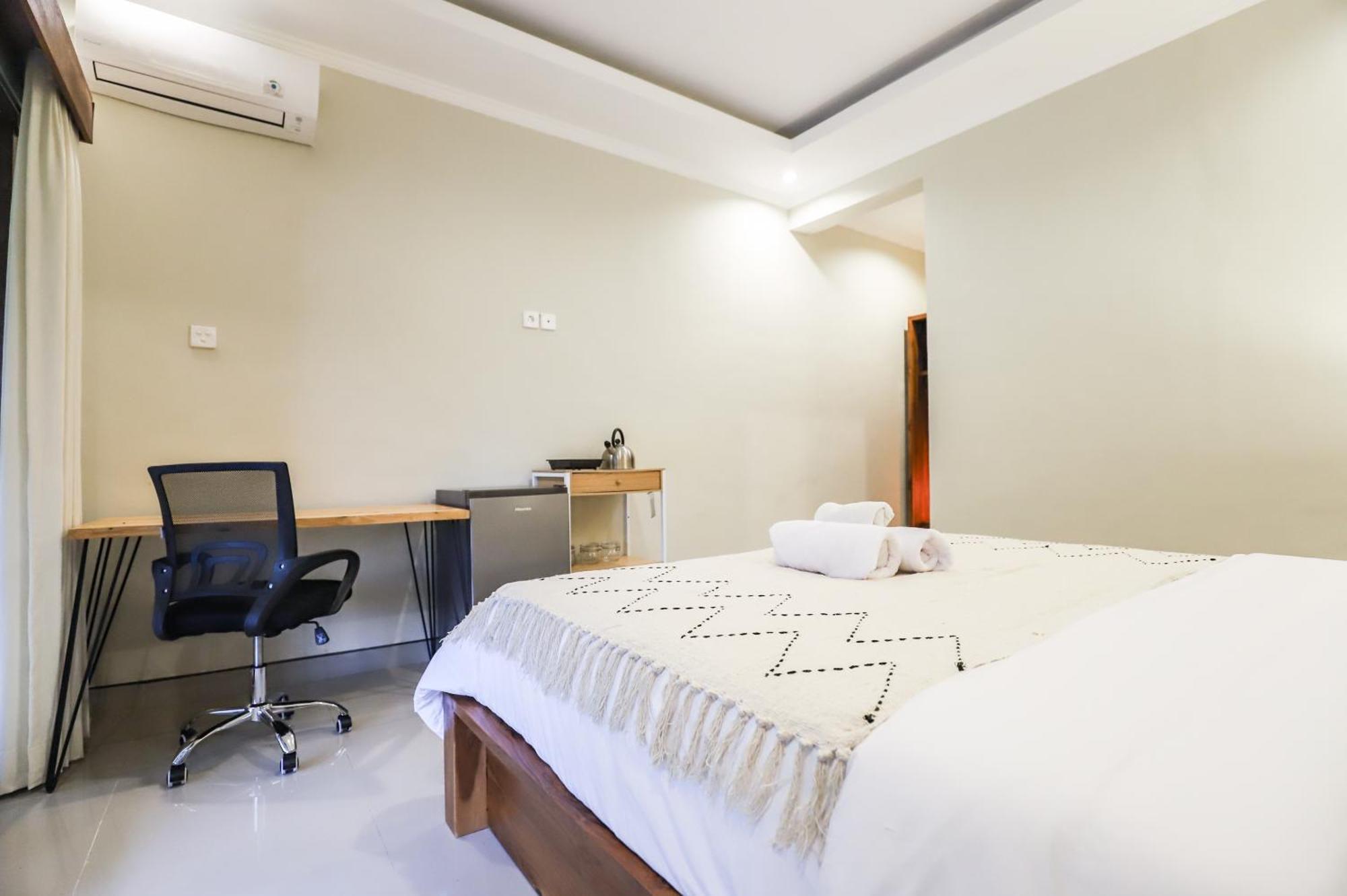 Guest house Modern W/ Desk, Office Chair & Kitchenette /3