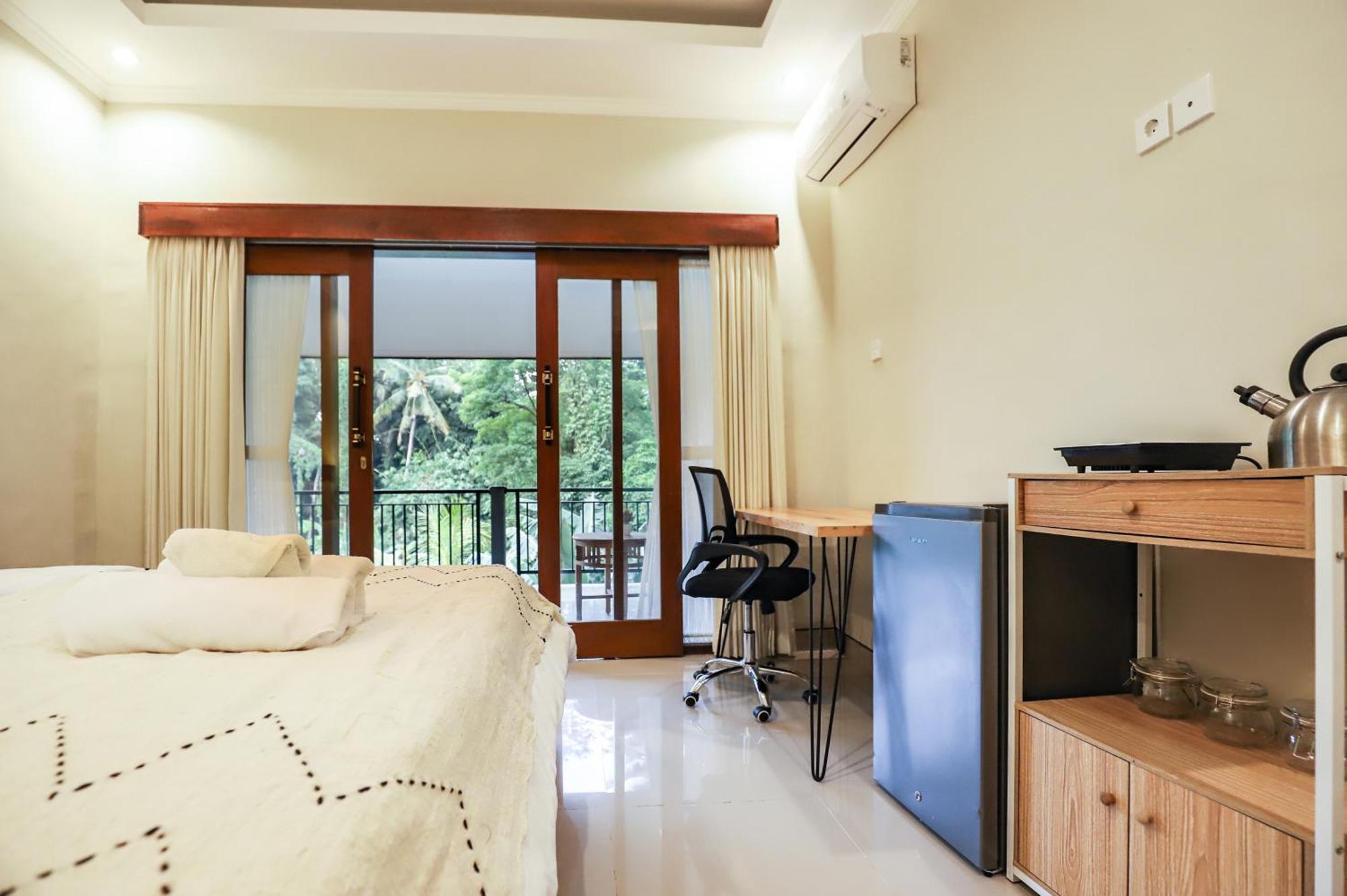 Modern W/ Desk, Office Chair & Kitchenette /3 Guest house *