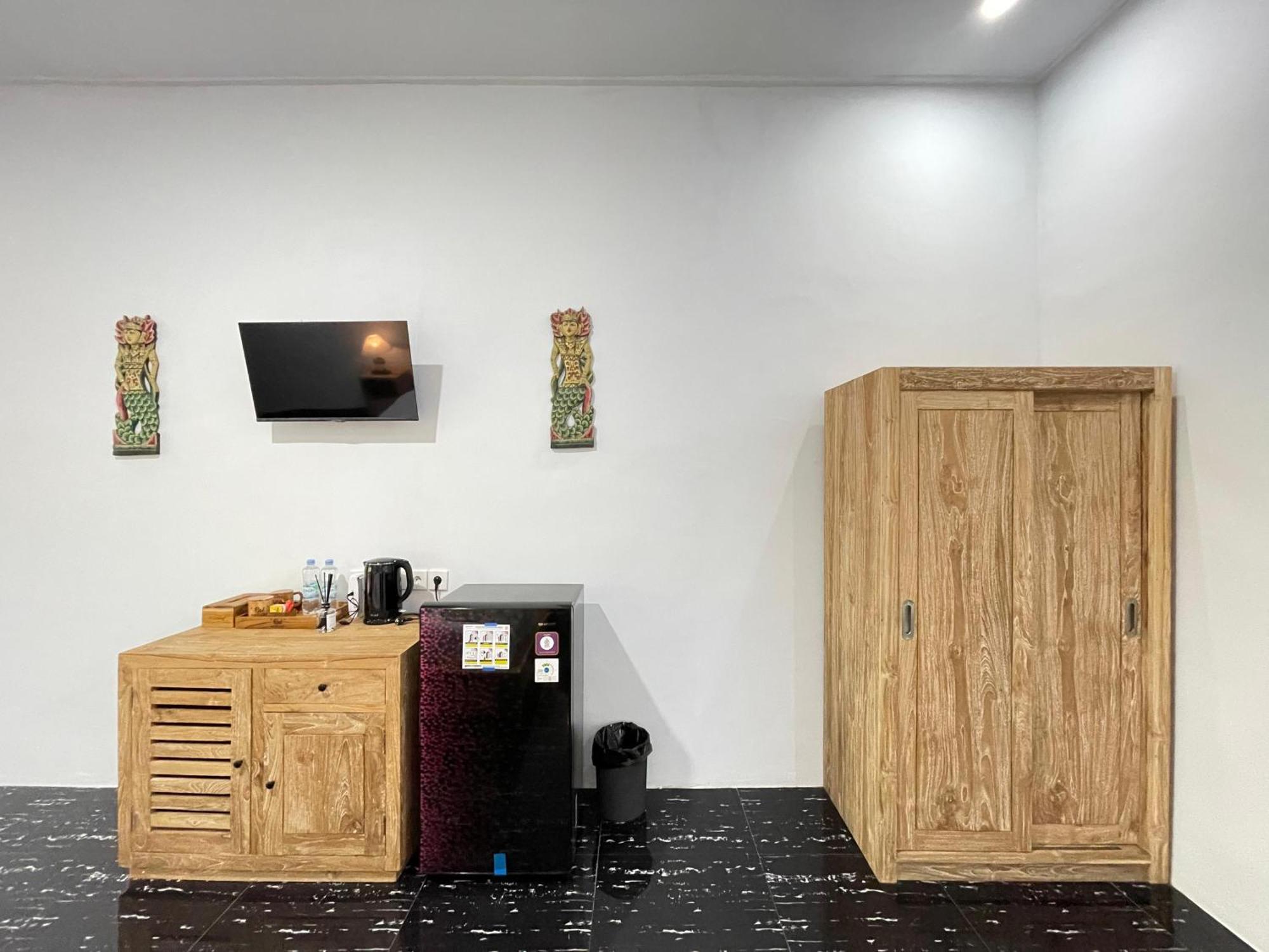 Rai Wood Carver And Guest house *