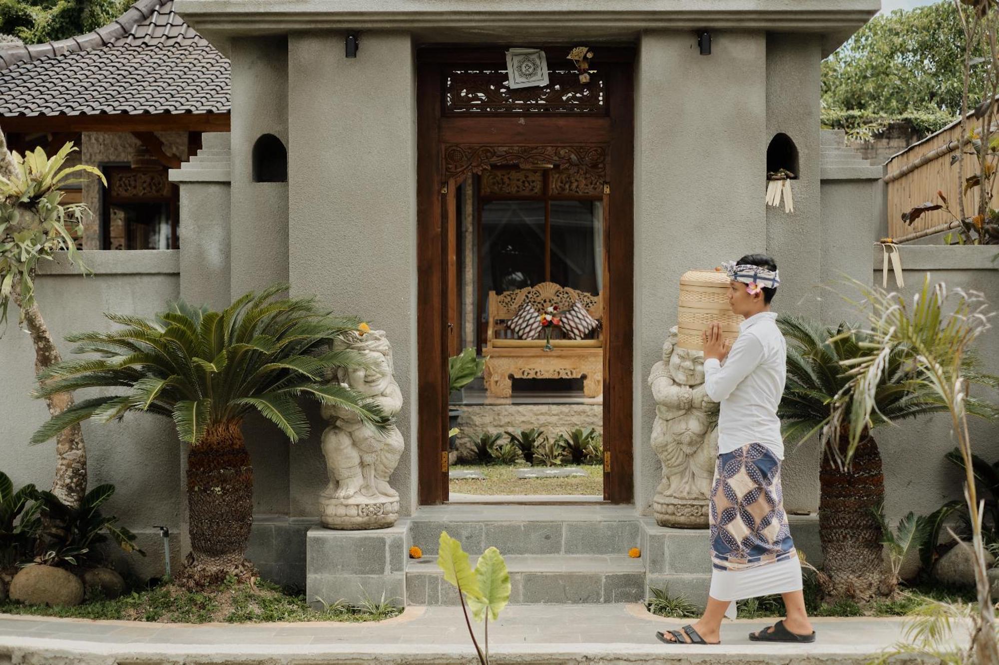 Ari Yudha Villa *