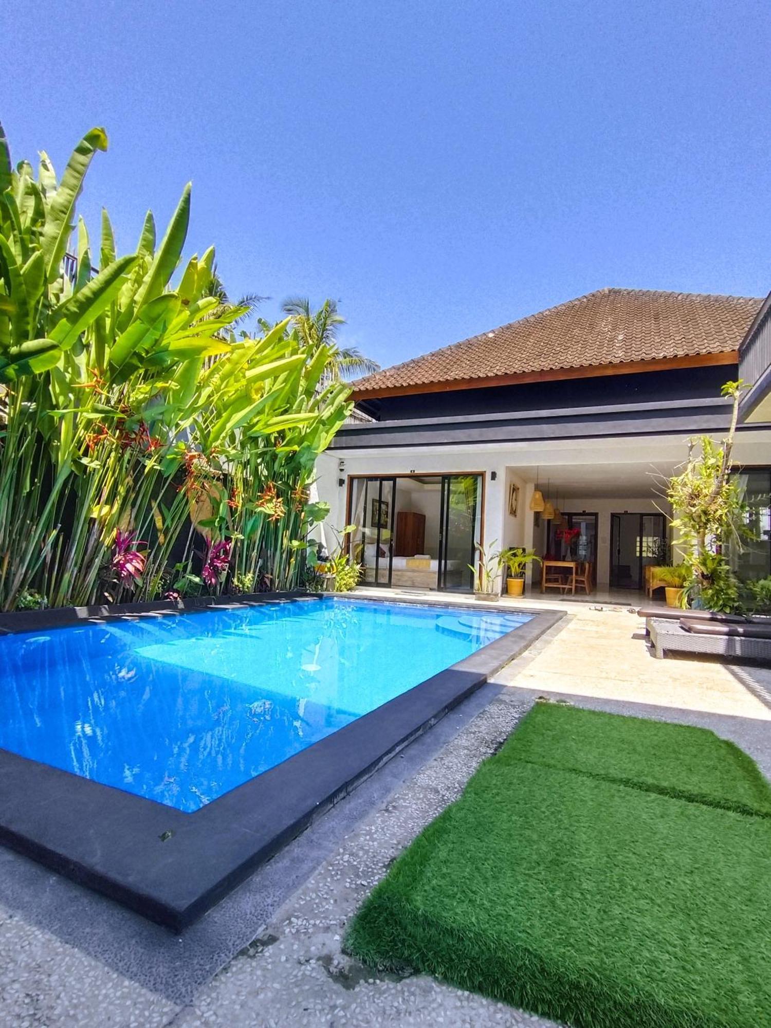 Ratu Ayu 8 Bedroom *
