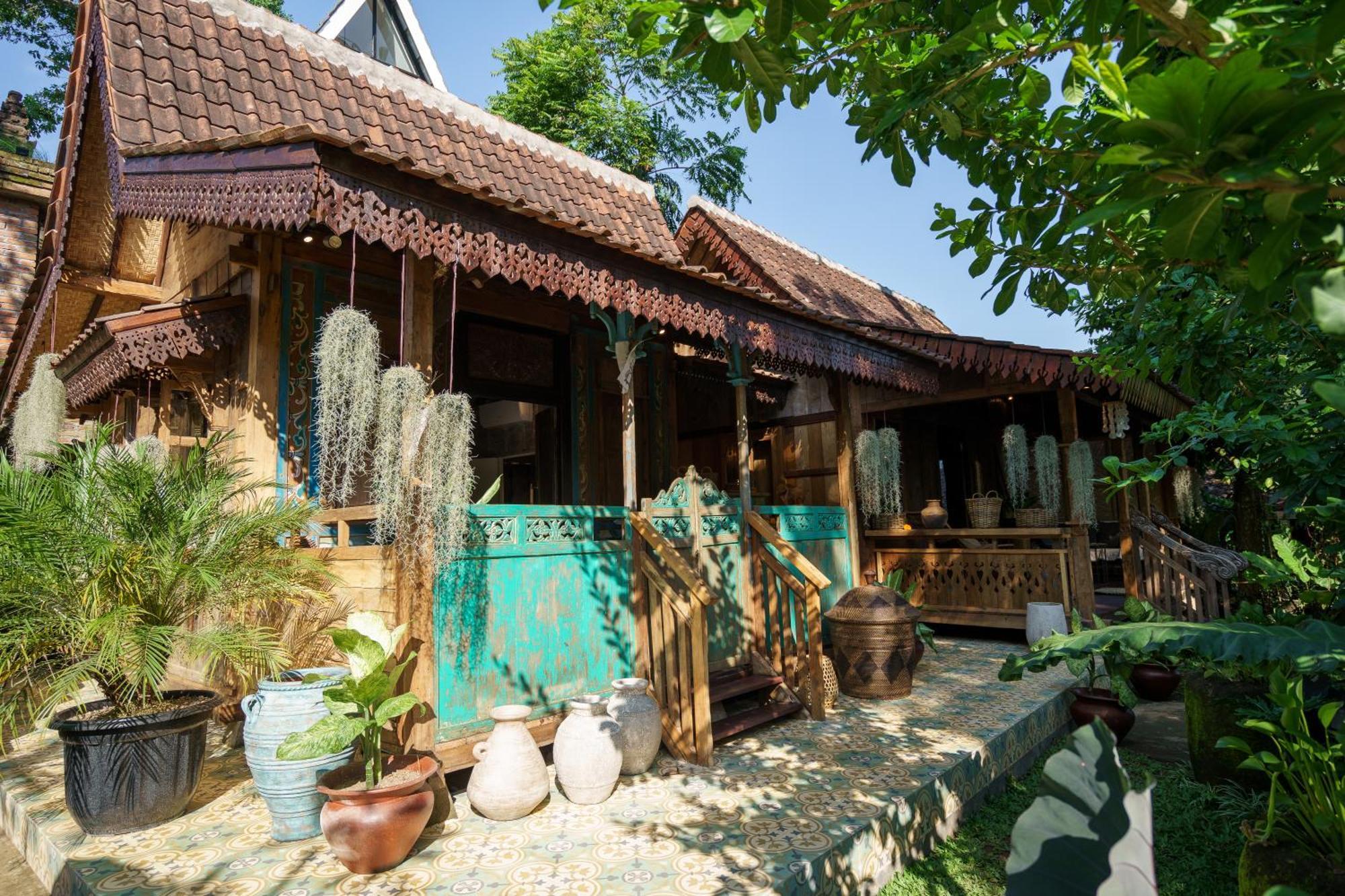 Tropical Kasbah Neighbourhood With Riverside View Villa