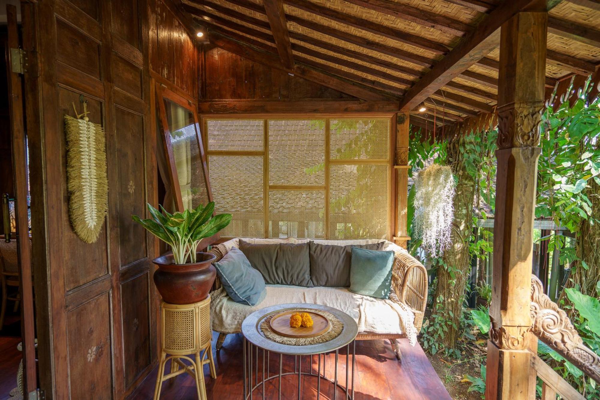 Tropical Kasbah Neighbourhood With Riverside View *