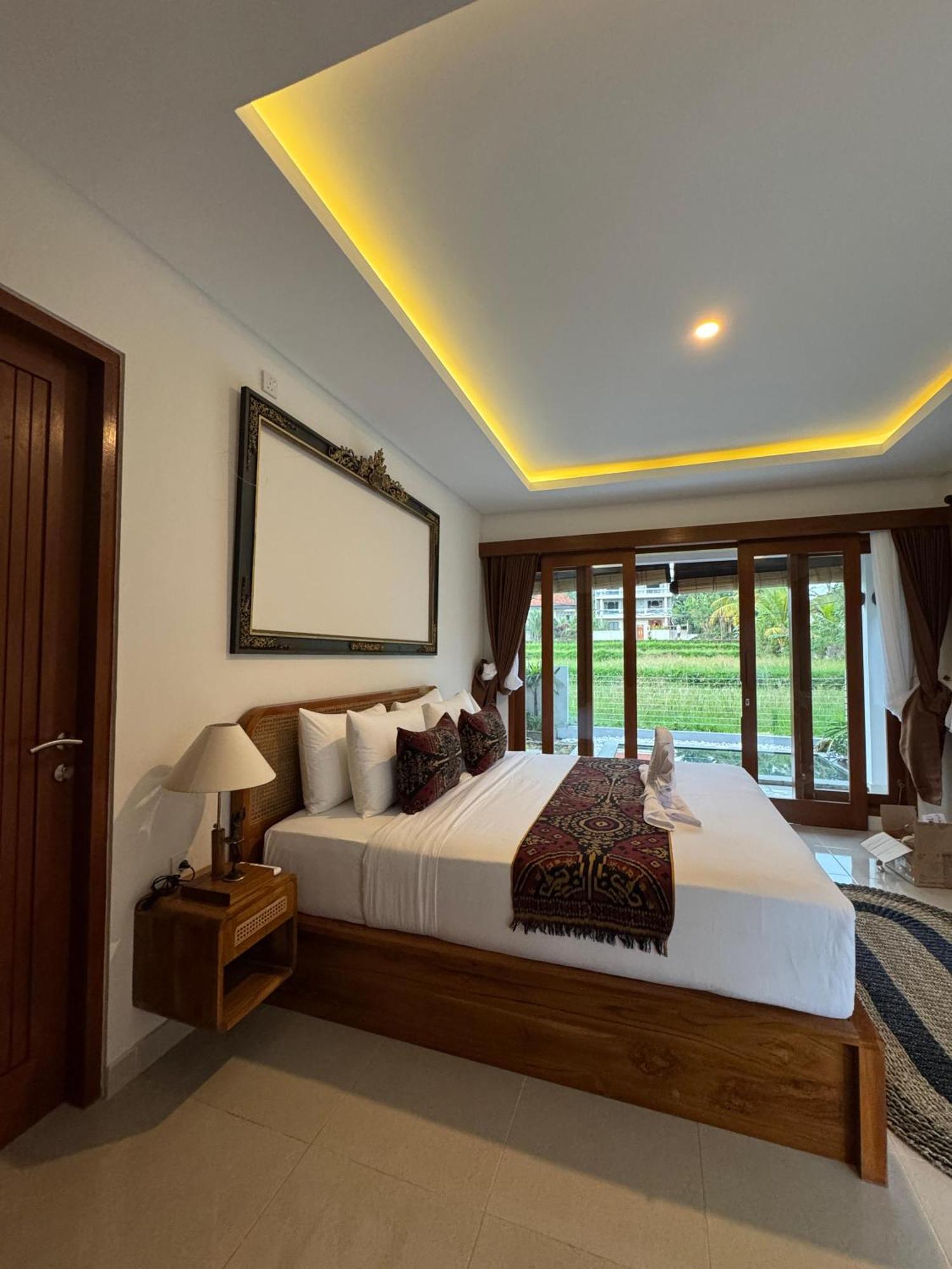 Putih Dcarik Ubud (Bali)