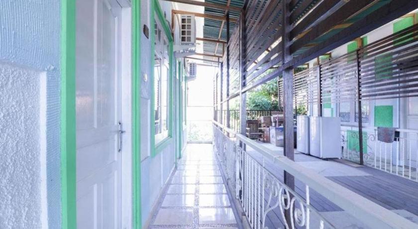 Hotel Oyo 1755 De'balcon Near Ngurah Rai Airport 2*