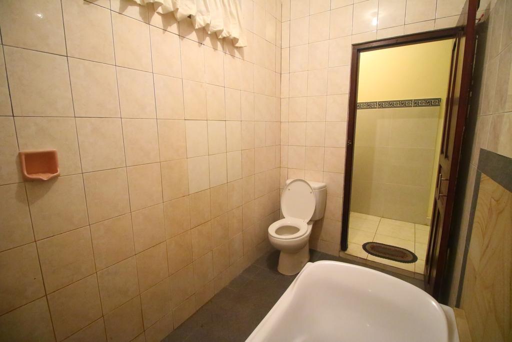 Adi Santia Wisma tamu