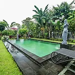Oyo 90640 Agung Kartini Villa