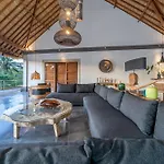 Villa Themma Jungle - Sumptuous 3Br Luxury Villa With Majestic Jungle View North Of Ubud