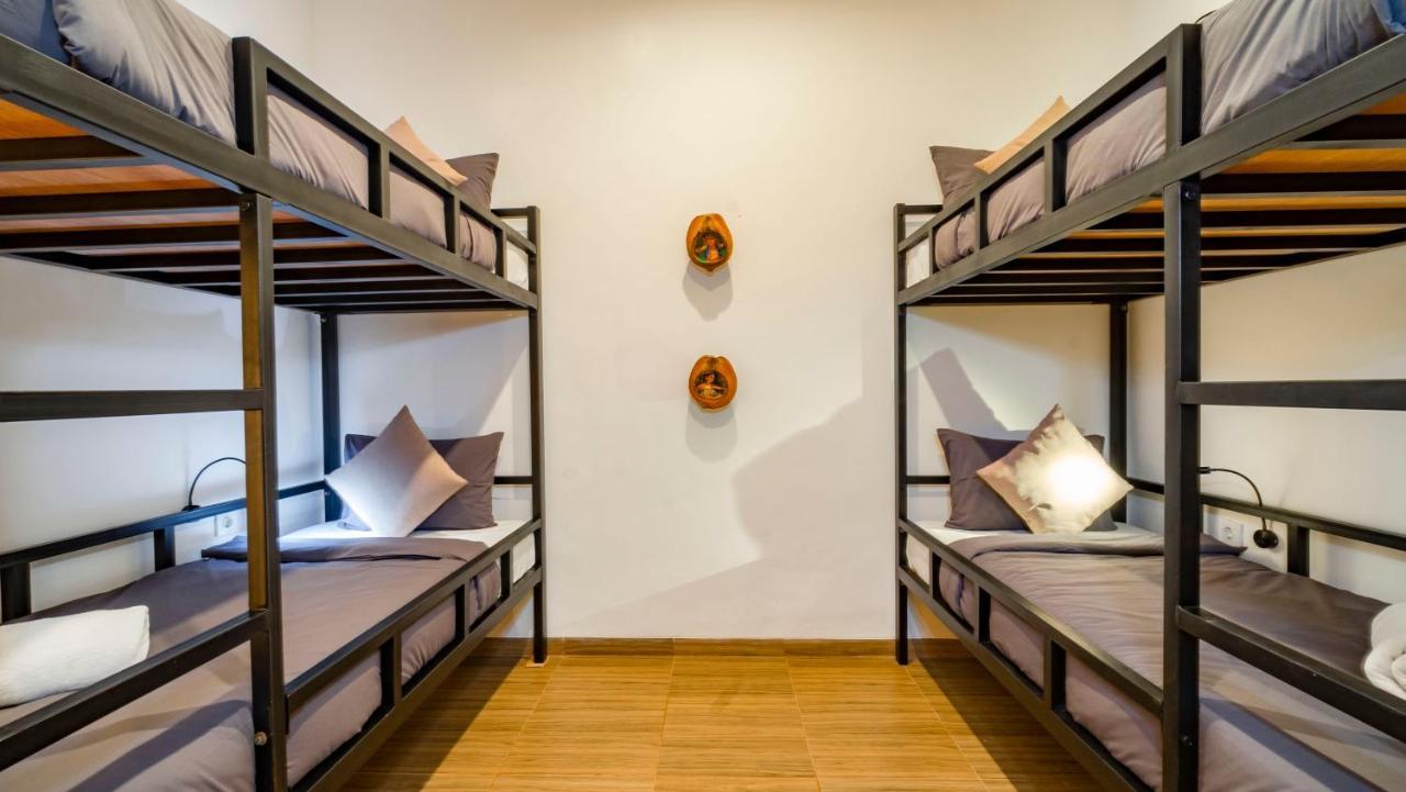 Hostel Aura House