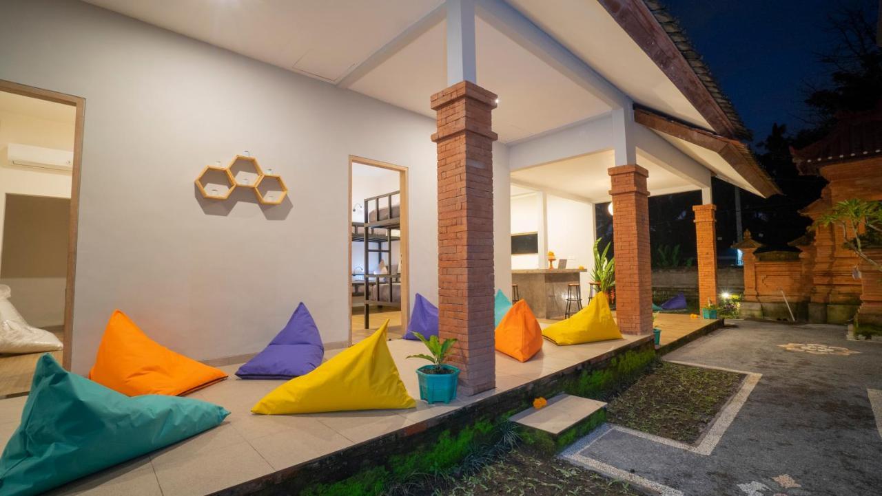 Hostel Aura House