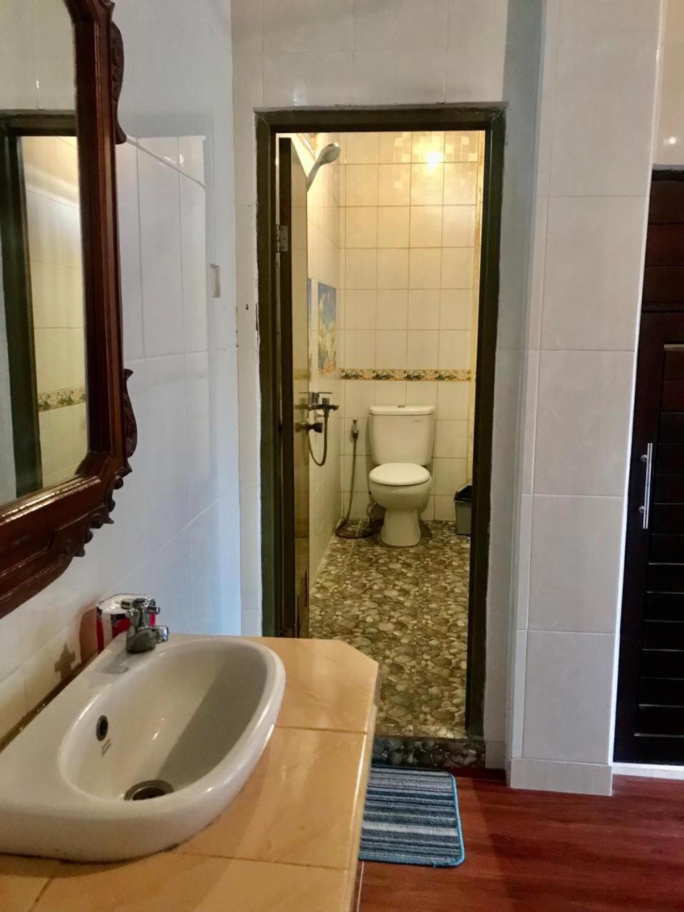Banana Hotel *