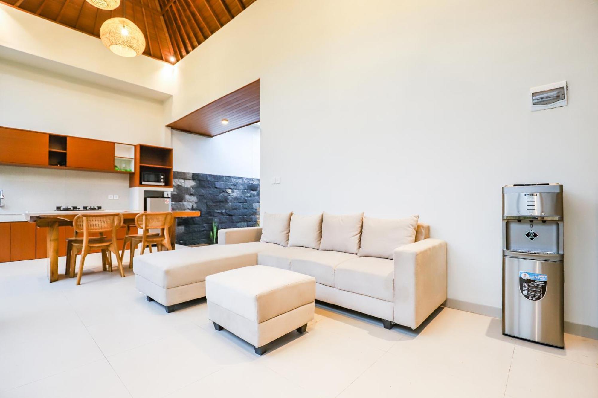 Villa Dua Art 1: Creative Space Near Titibatu Club *