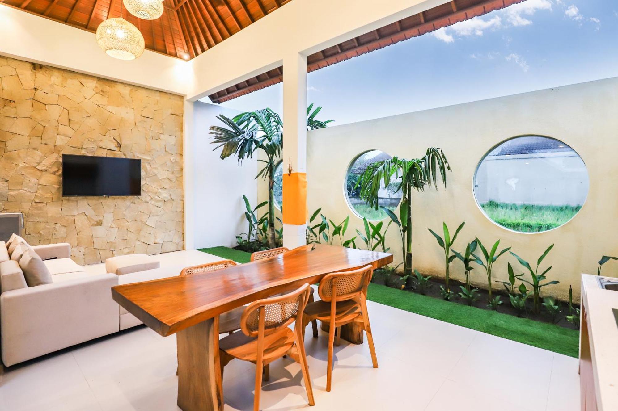 Villa Dua Art 1: Creative Space Near Titibatu Club