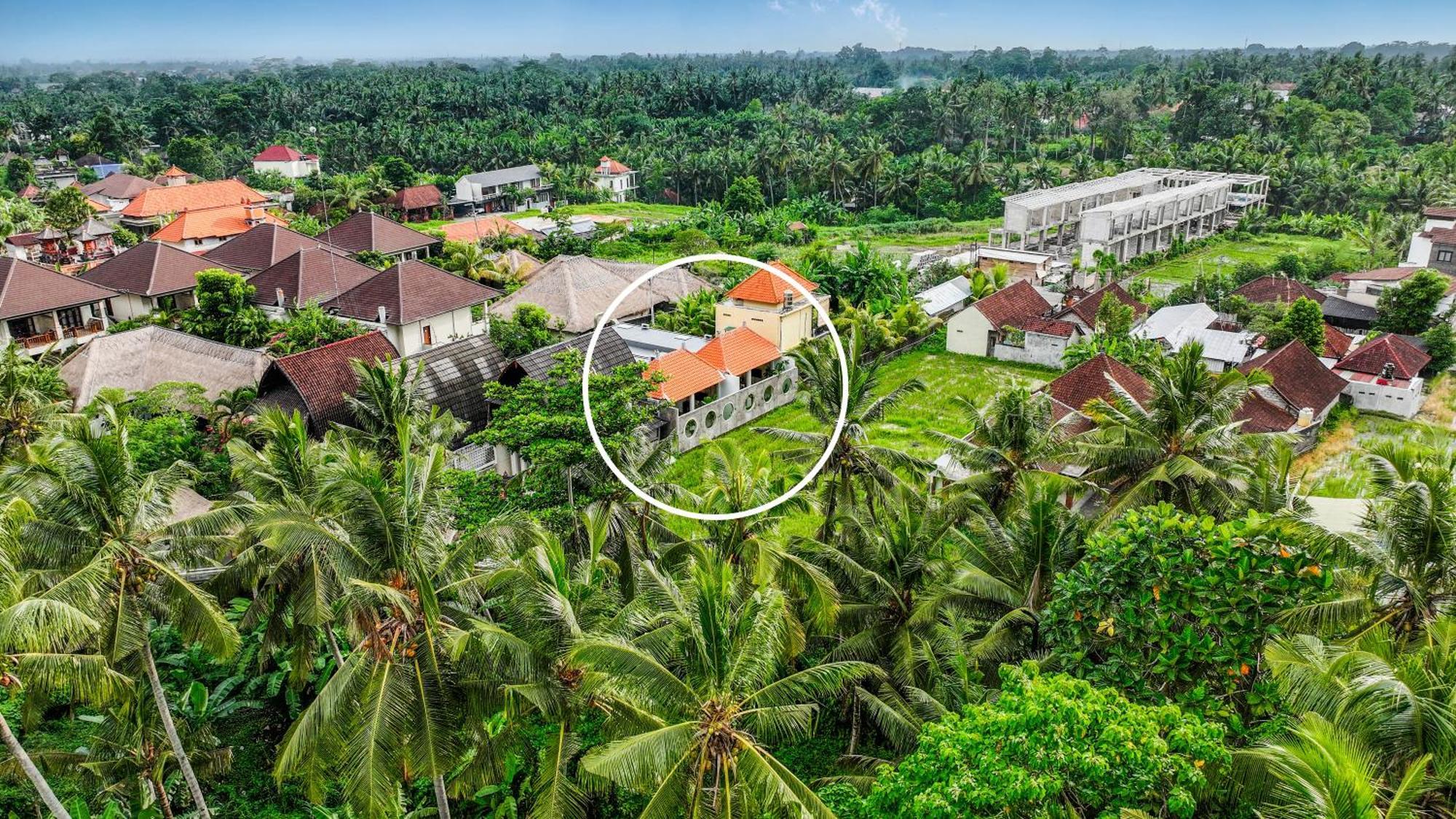 Villa Dua Art 1: Creative Space Near Titibatu Club
