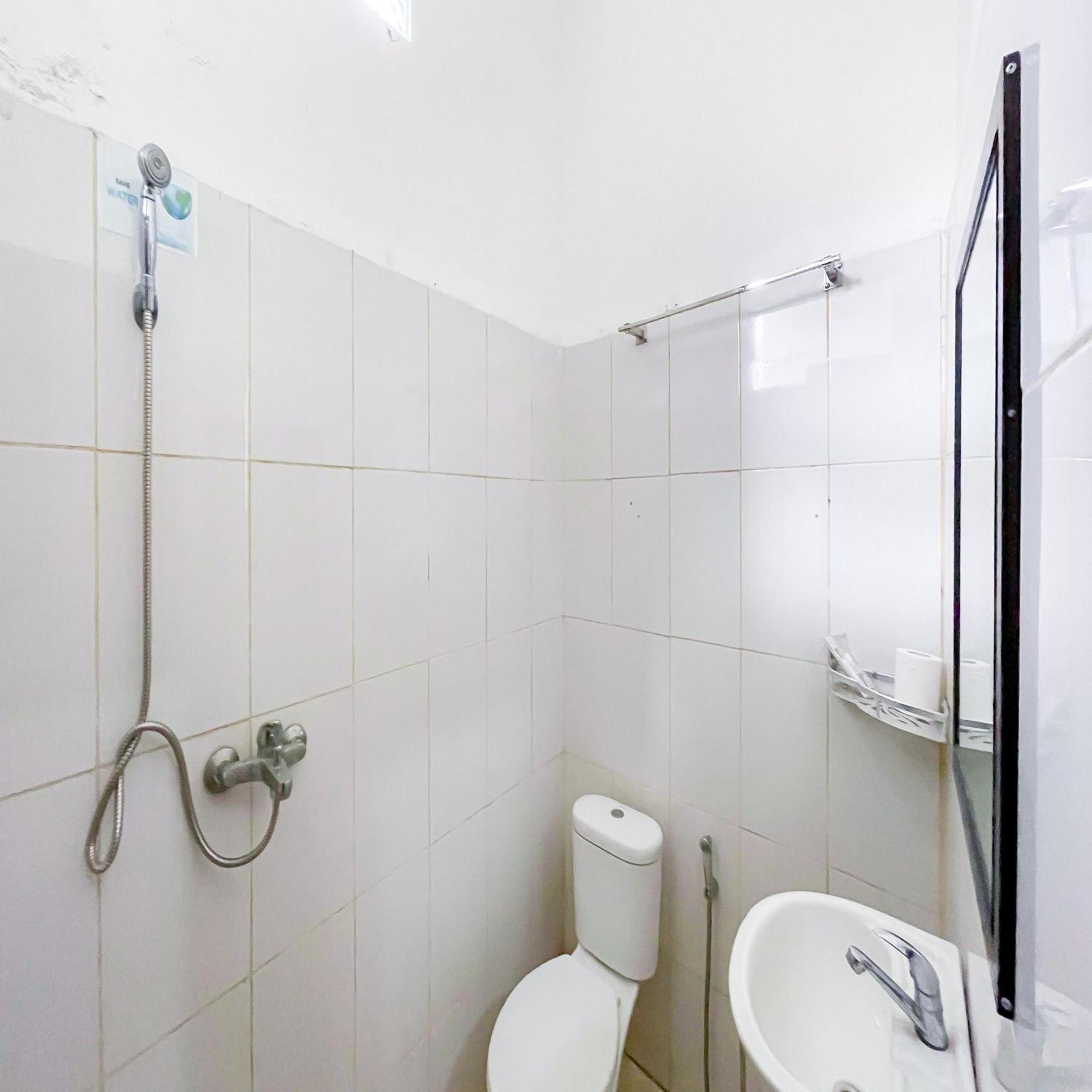 Men Bebas Near Mitra Reddoorz Guest house