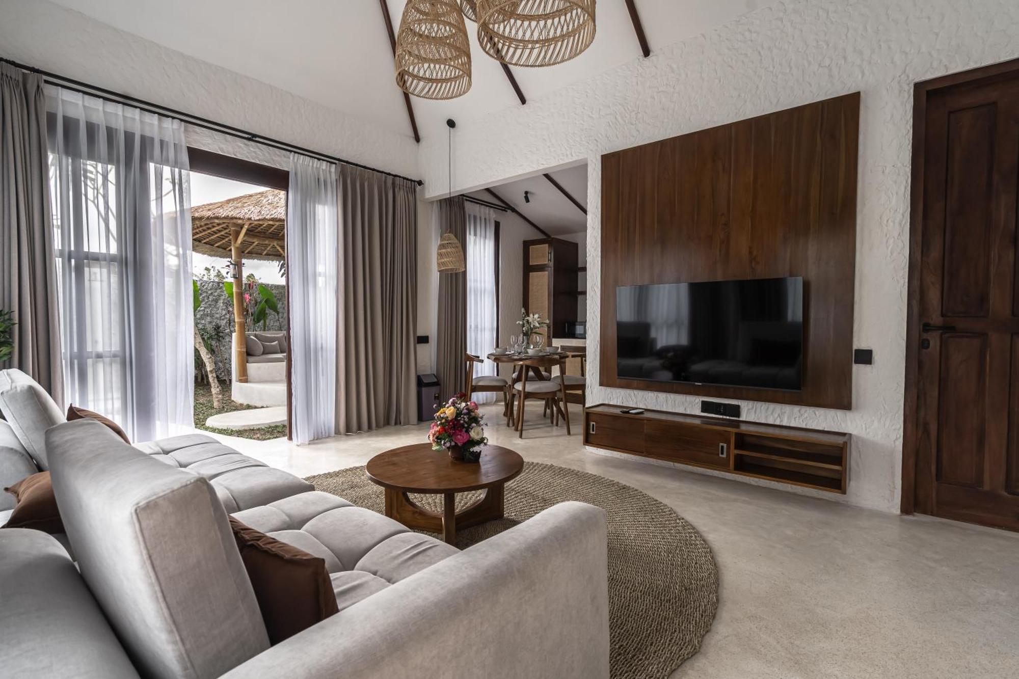 Moonlight Evdekimi - Stylish 2br Escape With Tropical Garden And Pool - Long Extras