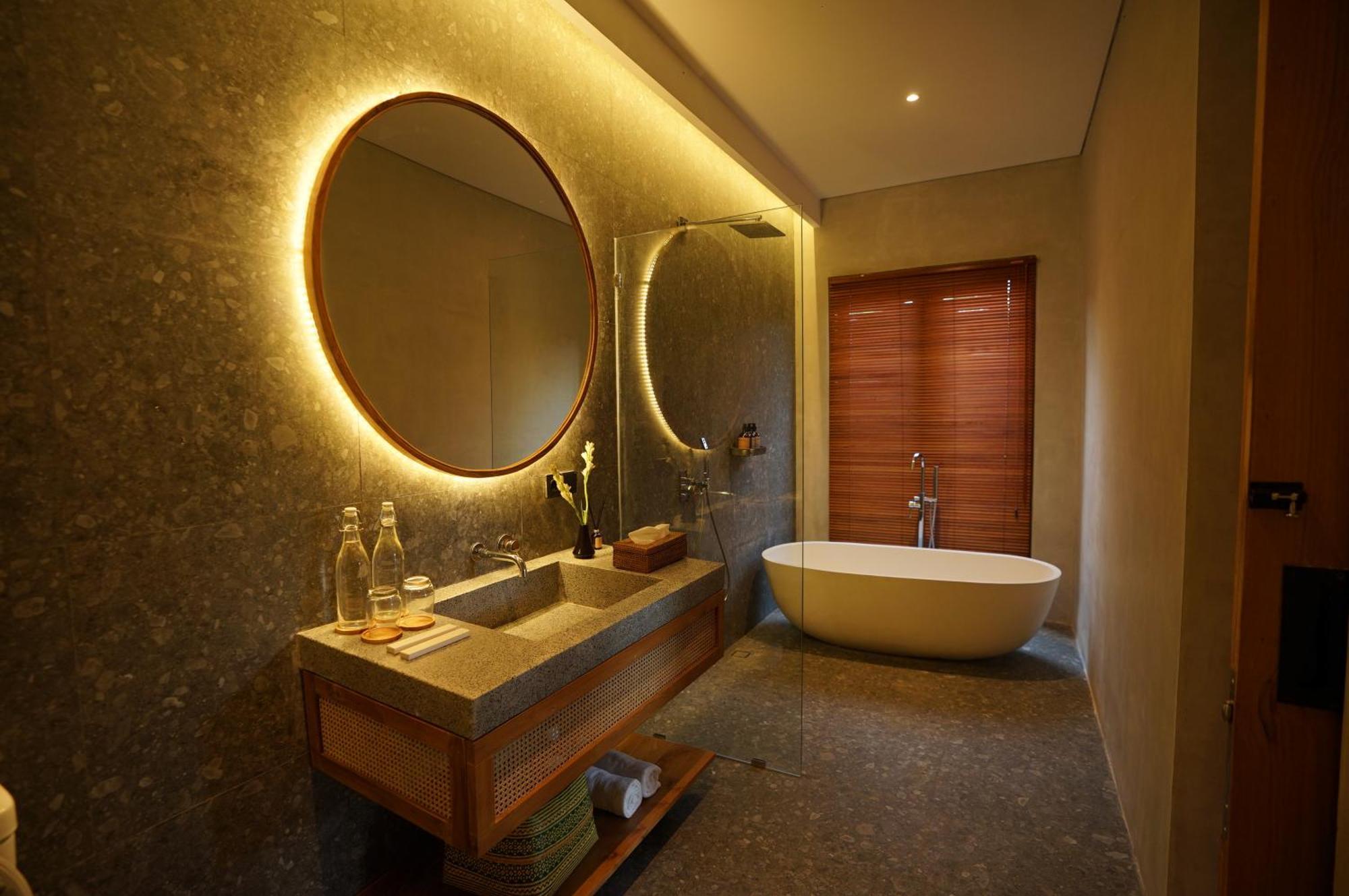 Hotel The Shanti Graha 4*