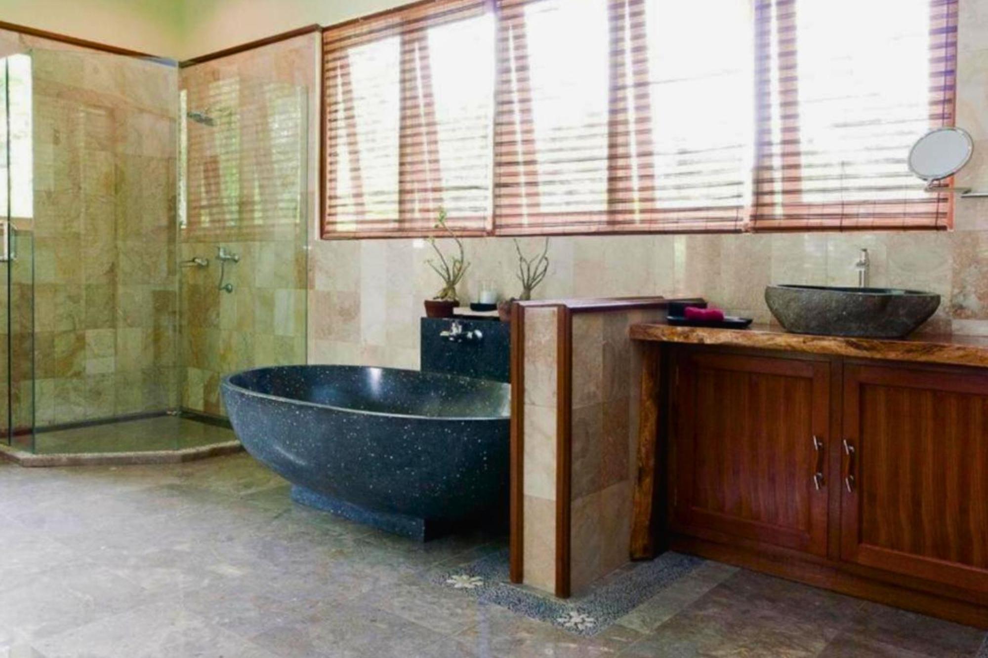 Neena 1 Bedroom Zn245