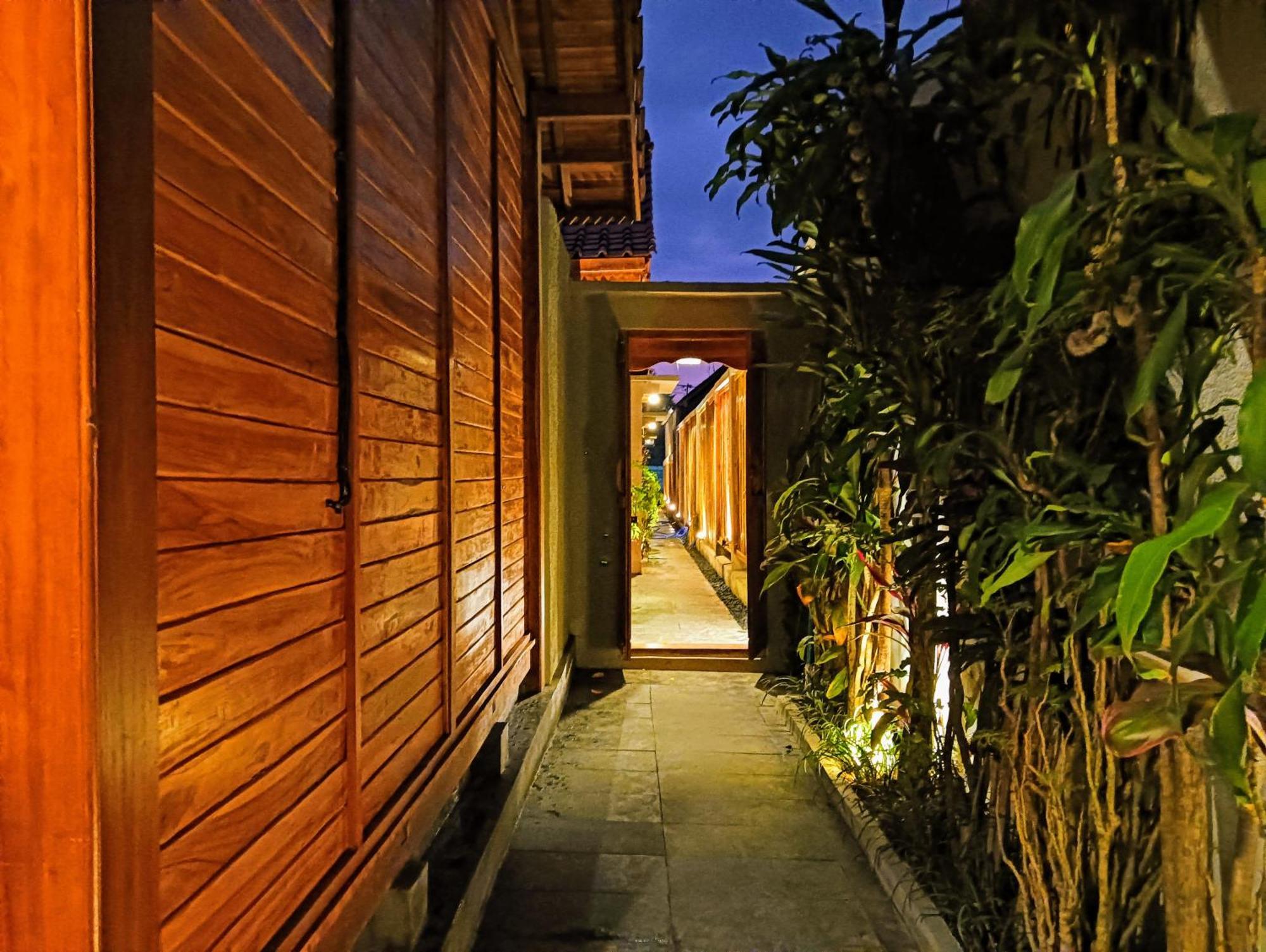 Ngesil Private Joglo & Pool Guest house *