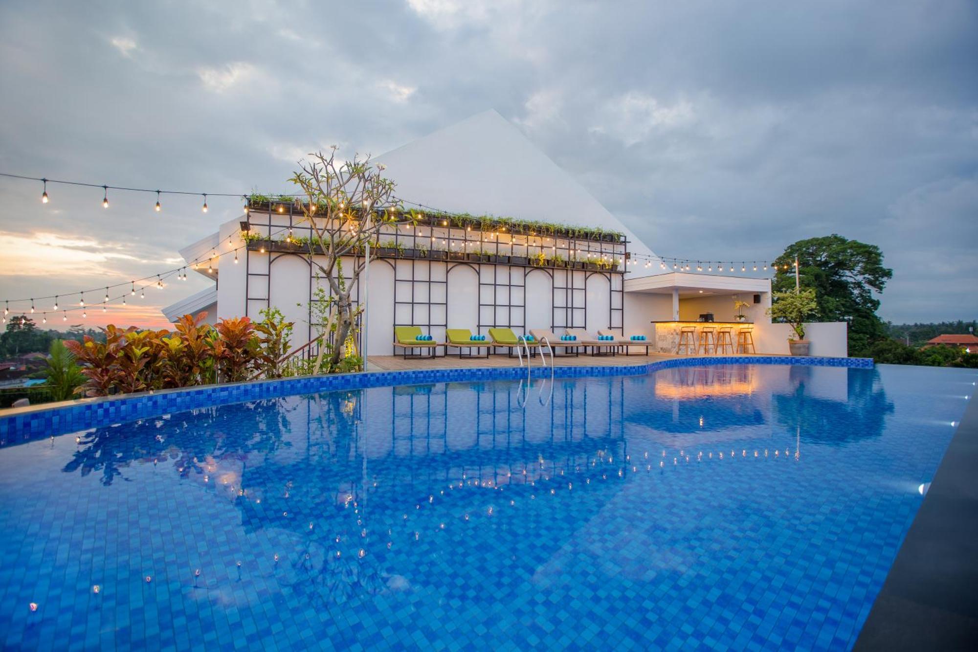 Rv Gianyar Hotel 4*