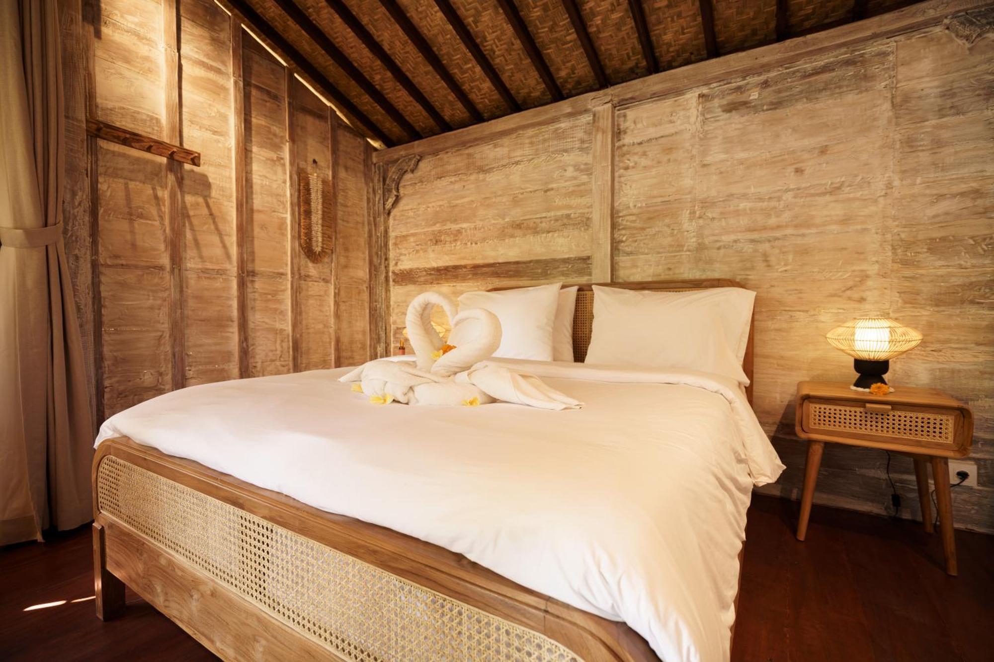 Chalet Tropical Traditional Indonesian Wooden - Beji Mas,