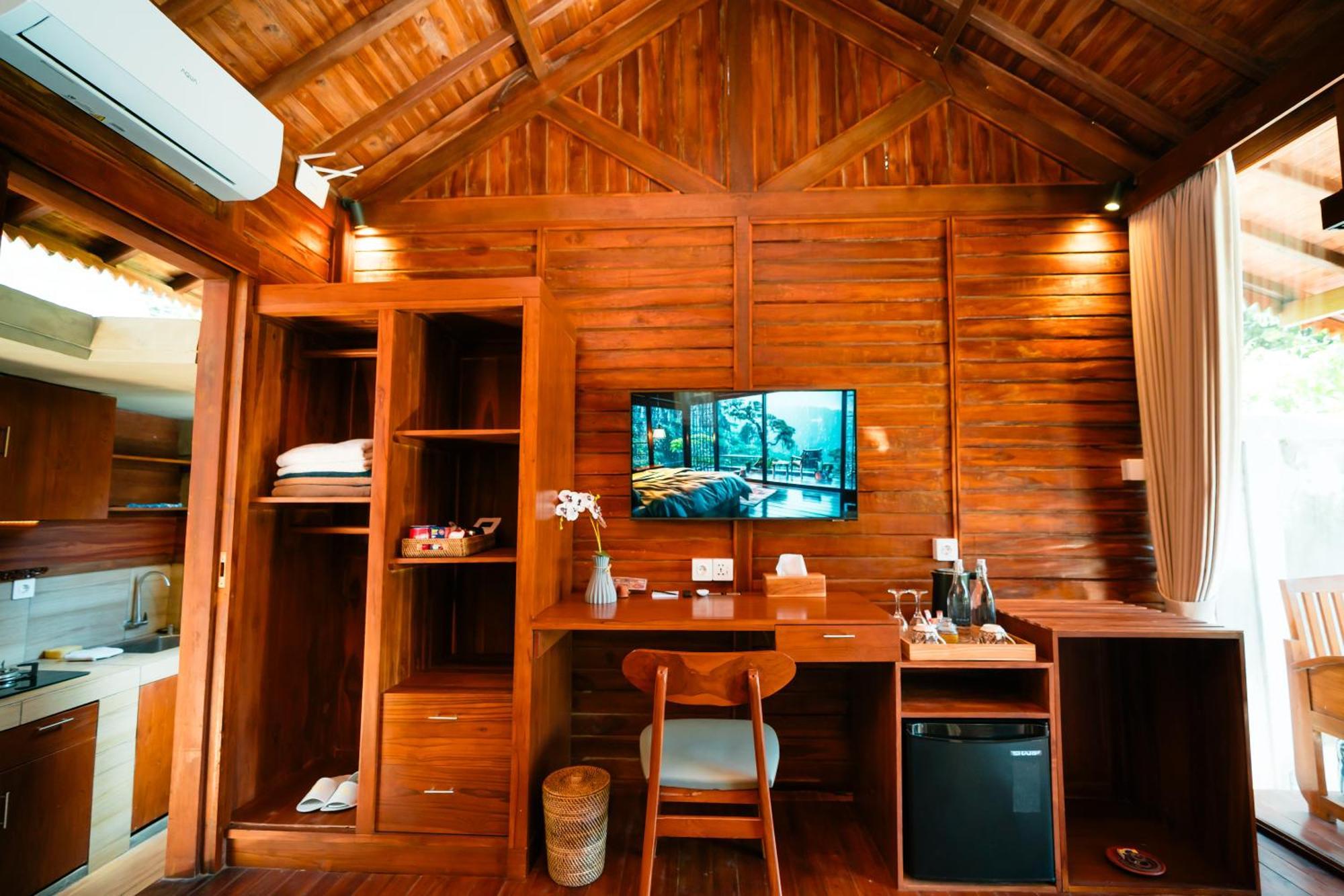 Guest house Ngesil Private Joglo & Pool *