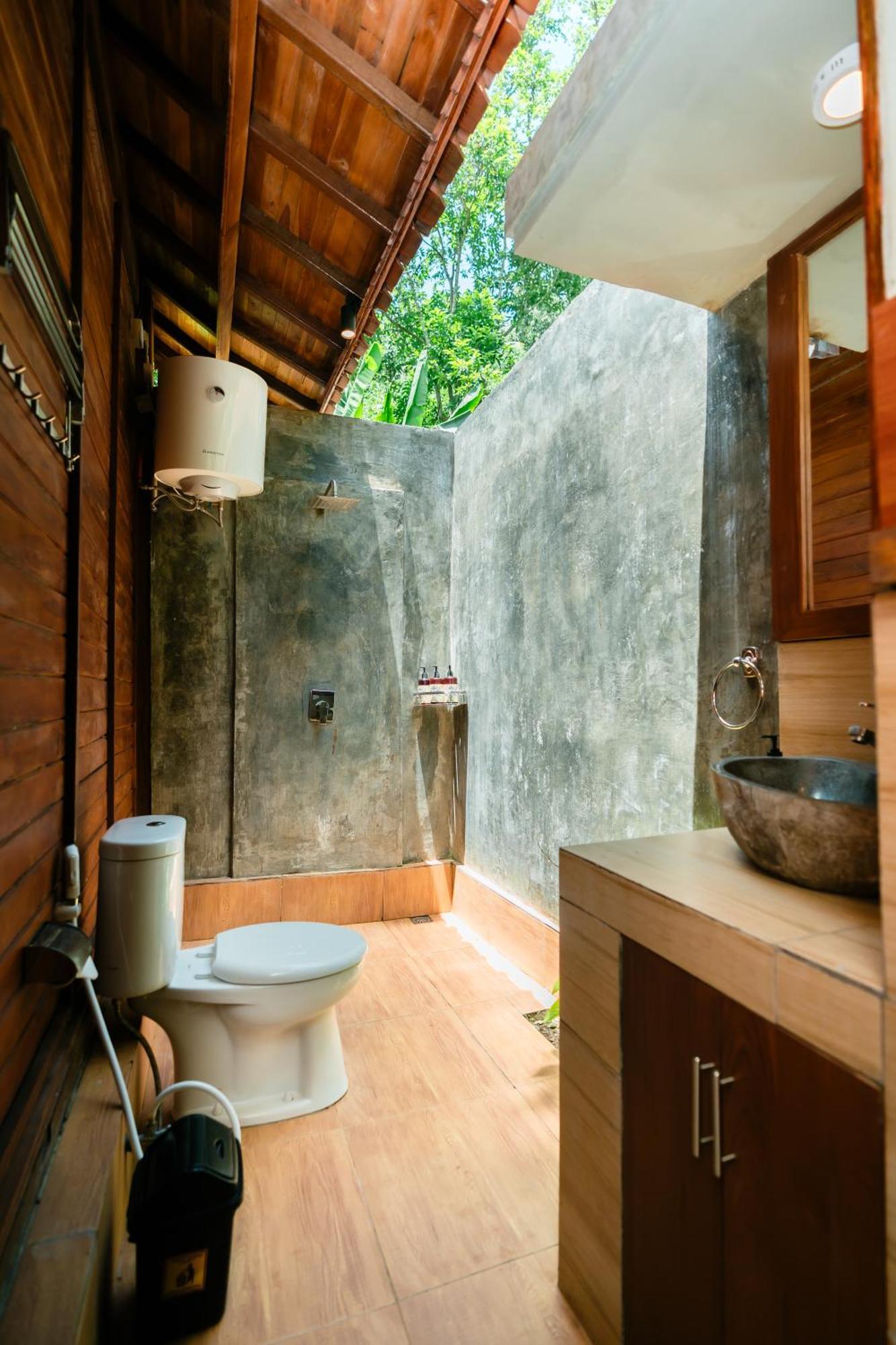 Ngesil Private Joglo & Pool *
