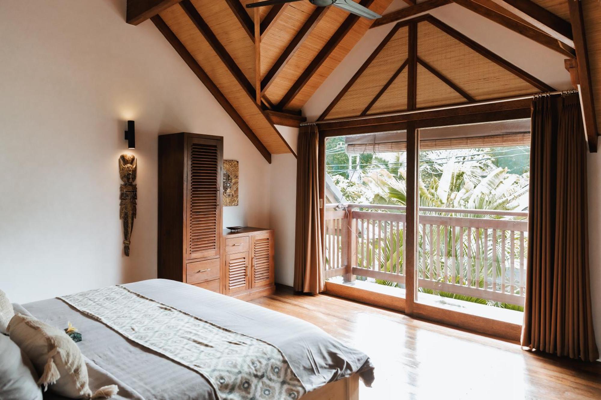 Leonora Villa *
