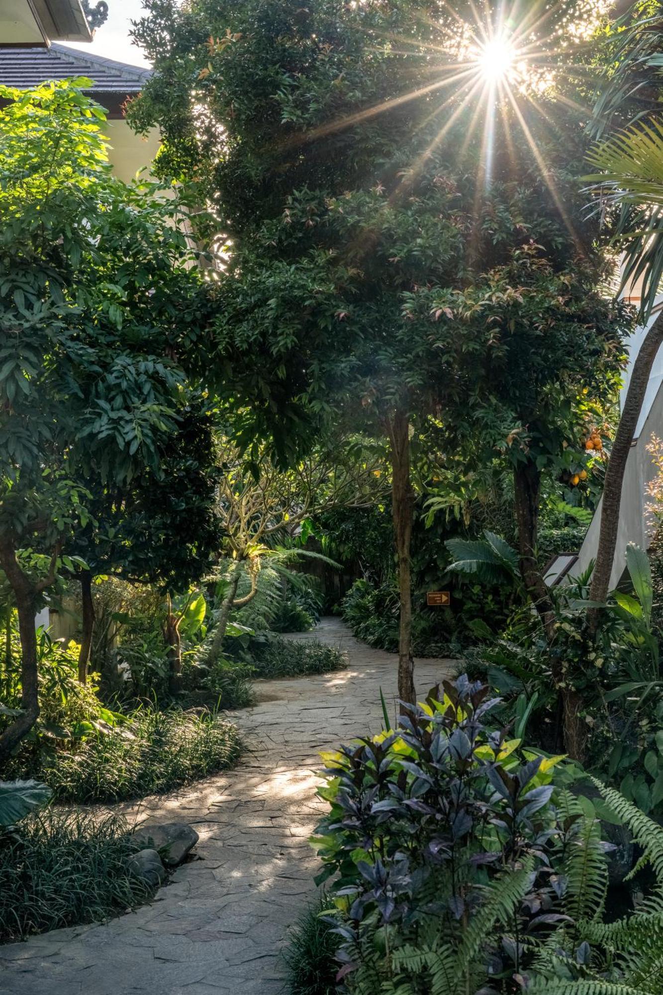 Resort Radha Phala & 4*
