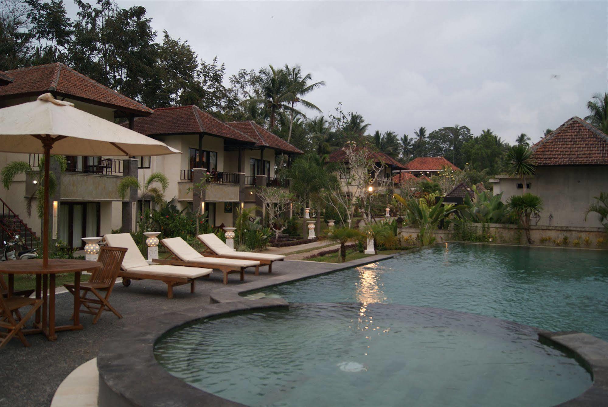 Hotel Bhanuswari & 4*