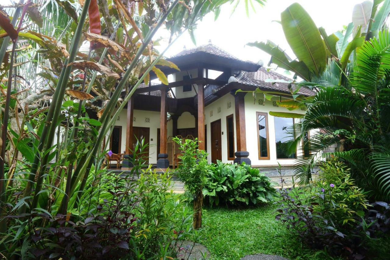 Guest house Loka Sari And *